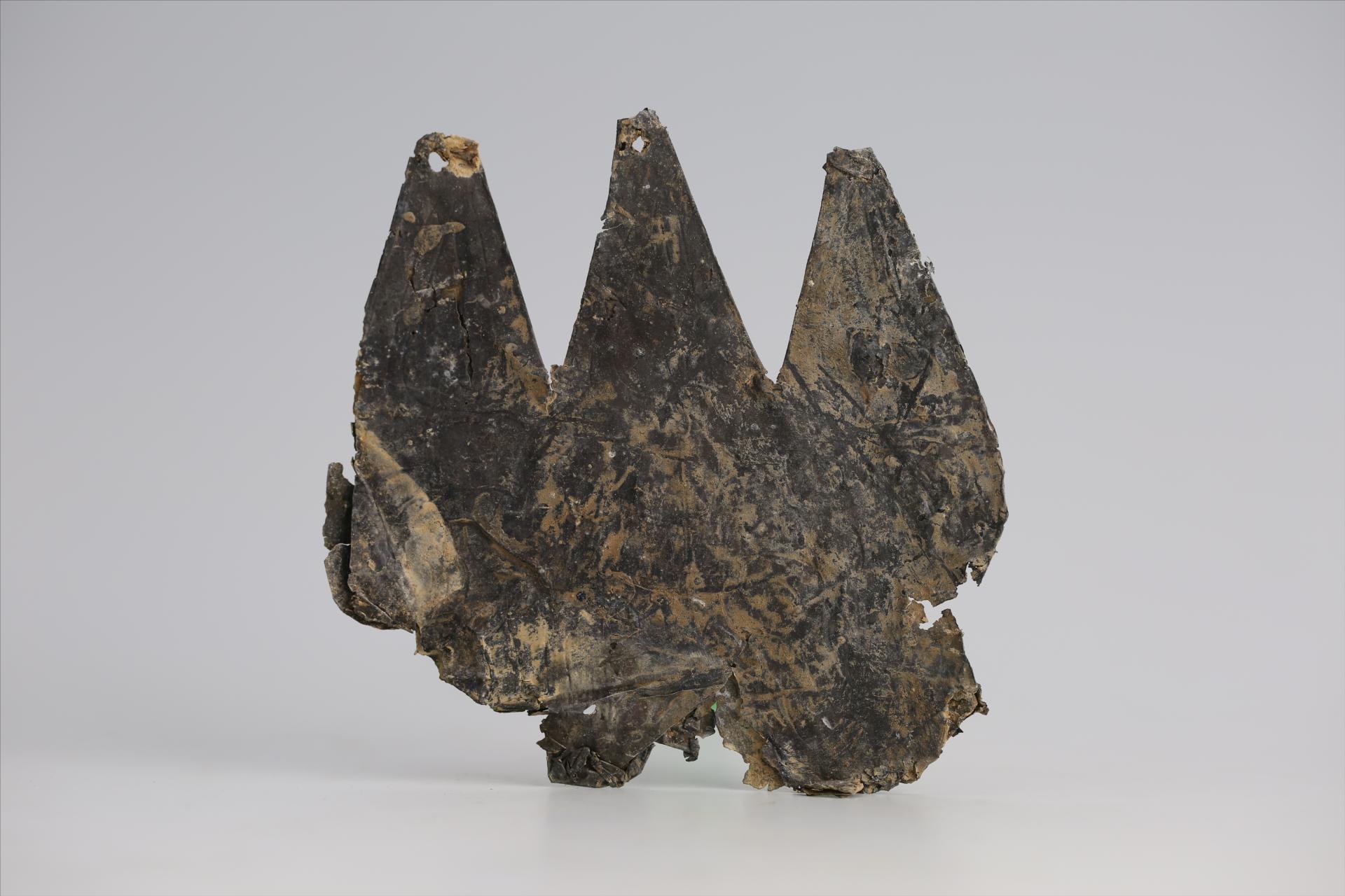 春秋时期齿顶三尾包锡箔锡饰片