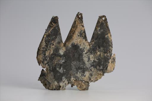 春秋时期齿顶三尾包锡箔锡饰片