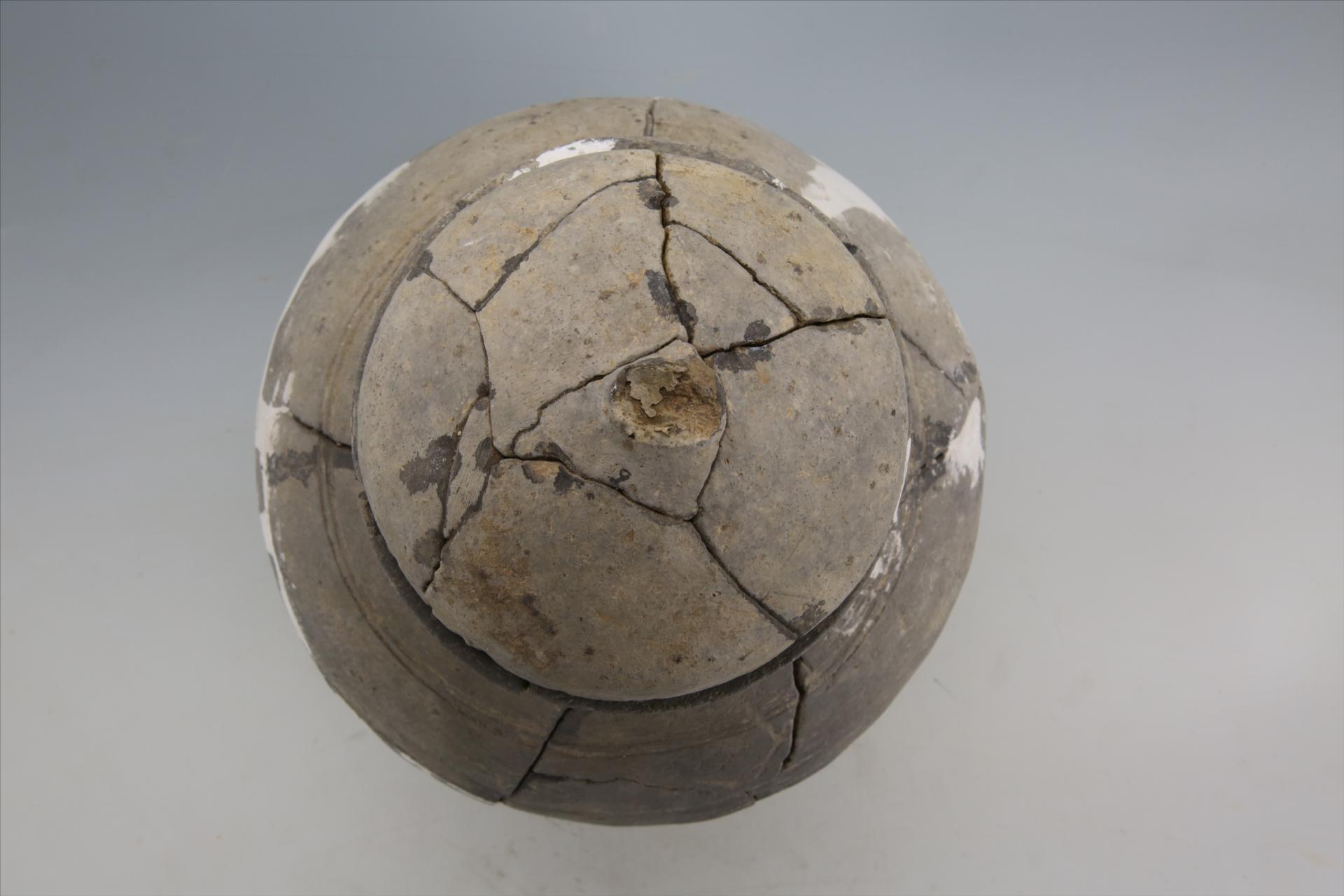 东汉直口鼓腹矮圈足隆顶盖凹弦纹泥质灰陶壶