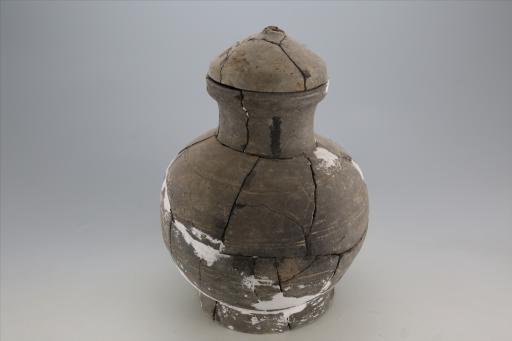 东汉直口鼓腹矮圈足隆顶盖凹弦纹泥质灰陶壶