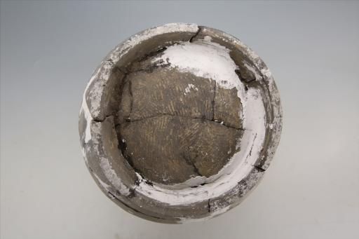 东汉直口鼓腹矮圈足隆顶盖凹弦纹泥质灰陶壶