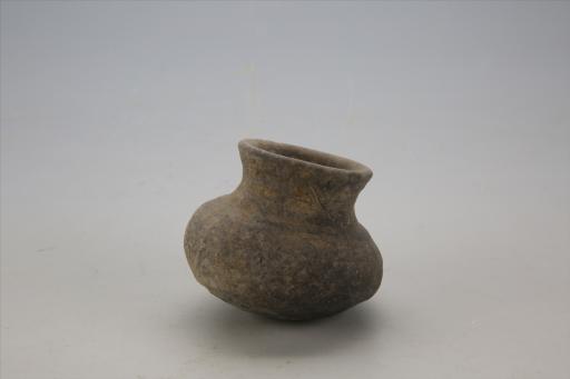 东汉侈口扁鼓腹削棱泥质褐陶罐