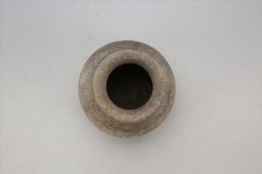 东汉侈口扁鼓腹削棱泥质褐陶罐