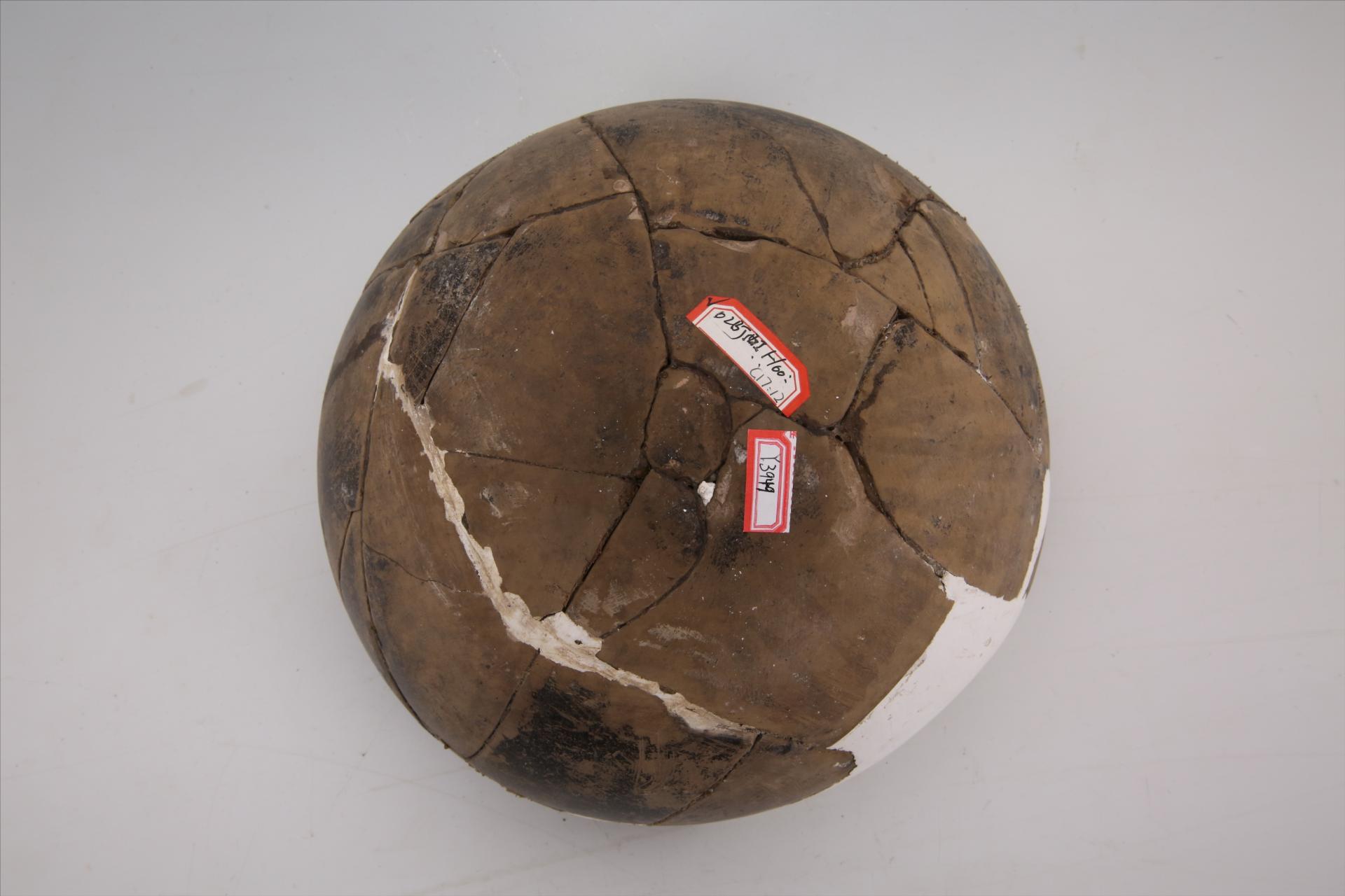 宋敛口圆腹泥质磨光黑皮陶量钵