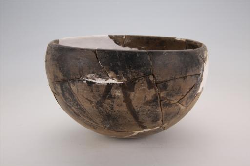 宋敛口圆腹泥质磨光黑皮陶量钵