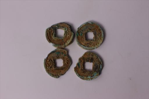 东汉圆形方孔货泉铜钱币