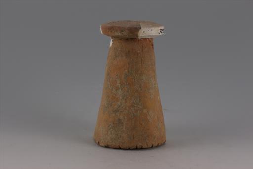 新石器时代大溪文化弧顶斜直壁刻划斜线网格纹夹砂红陶支座