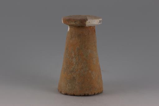 新石器时代大溪文化弧顶斜直壁刻划斜线网格纹夹砂红陶支座