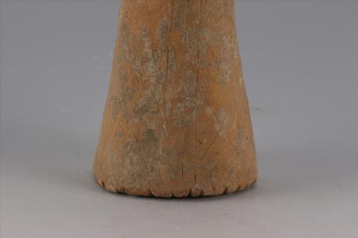 新石器时代大溪文化弧顶斜直壁刻划斜线网格纹夹砂红陶支座