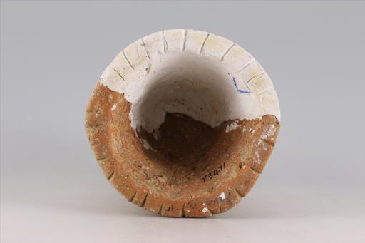 新石器时代大溪文化弧顶斜直壁刻划斜线网格纹夹砂红陶支座