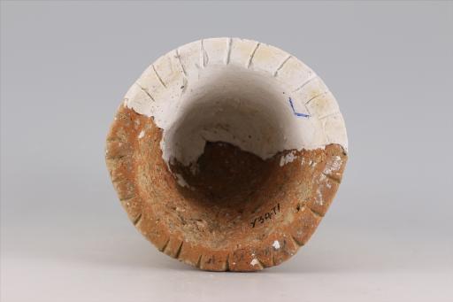 新石器时代大溪文化弧顶斜直壁刻划斜线网格纹夹砂红陶支座