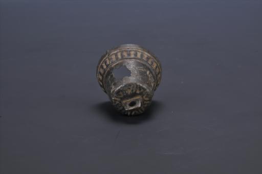 清马□功成铭方钮圆穿带状竖弦纹钟形铜铃