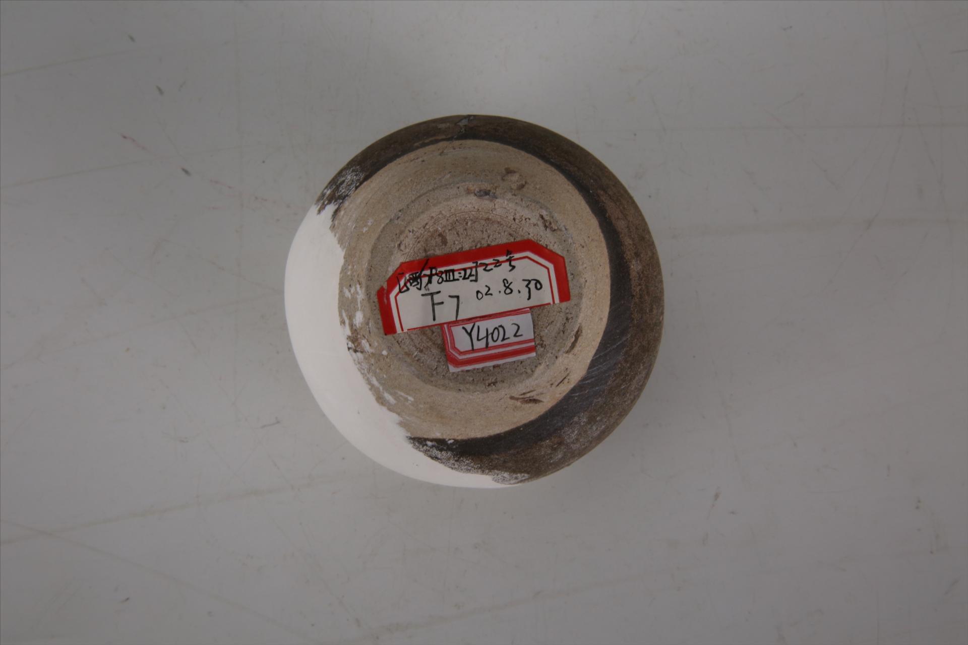 宋侈口短颈圆鼓腹卧足黑褐釉陶鸟食罐