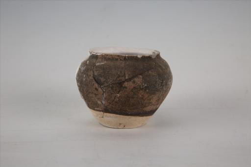 宋侈口短颈圆鼓腹卧足黑褐釉陶鸟食罐