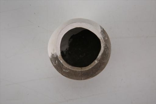 宋侈口短颈圆鼓腹卧足黑褐釉陶鸟食罐