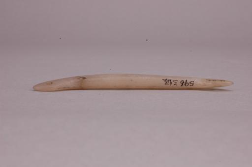 新石器时代屈家岭文化长条形米白色玉璜