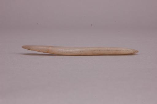 新石器时代屈家岭文化长条形米白色玉璜