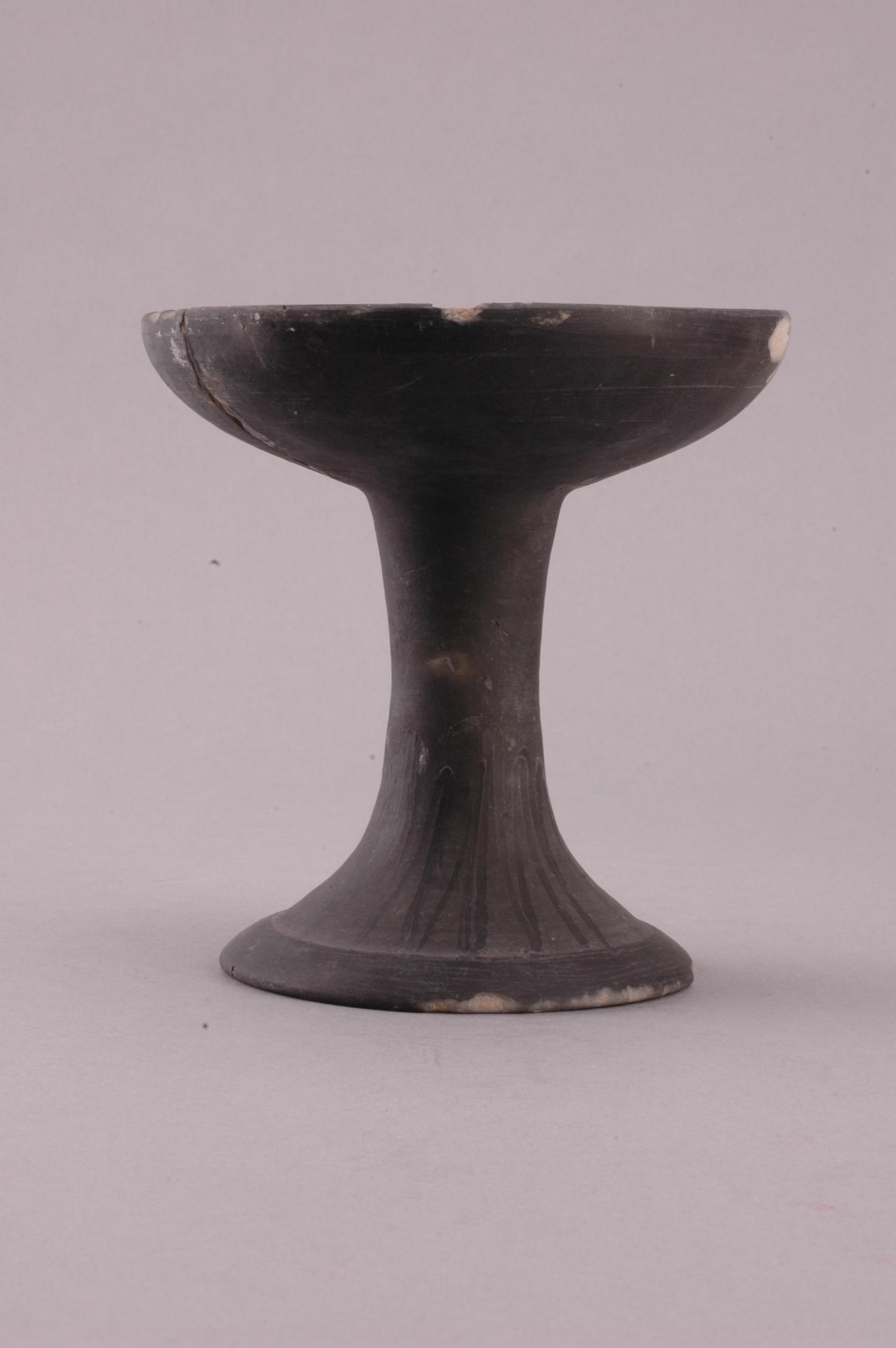 春秋时代浅腹喇叭形圈足波浪暗纹夹砂黑陶豆