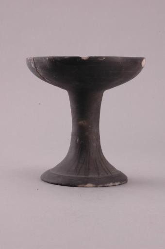 春秋时代浅腹喇叭形圈足波浪暗纹夹砂黑陶豆