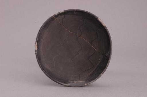 春秋时代浅腹喇叭形圈足波浪暗纹夹砂黑陶豆