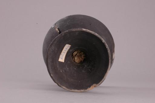 春秋时代浅腹喇叭形圈足波浪暗纹夹砂黑陶豆