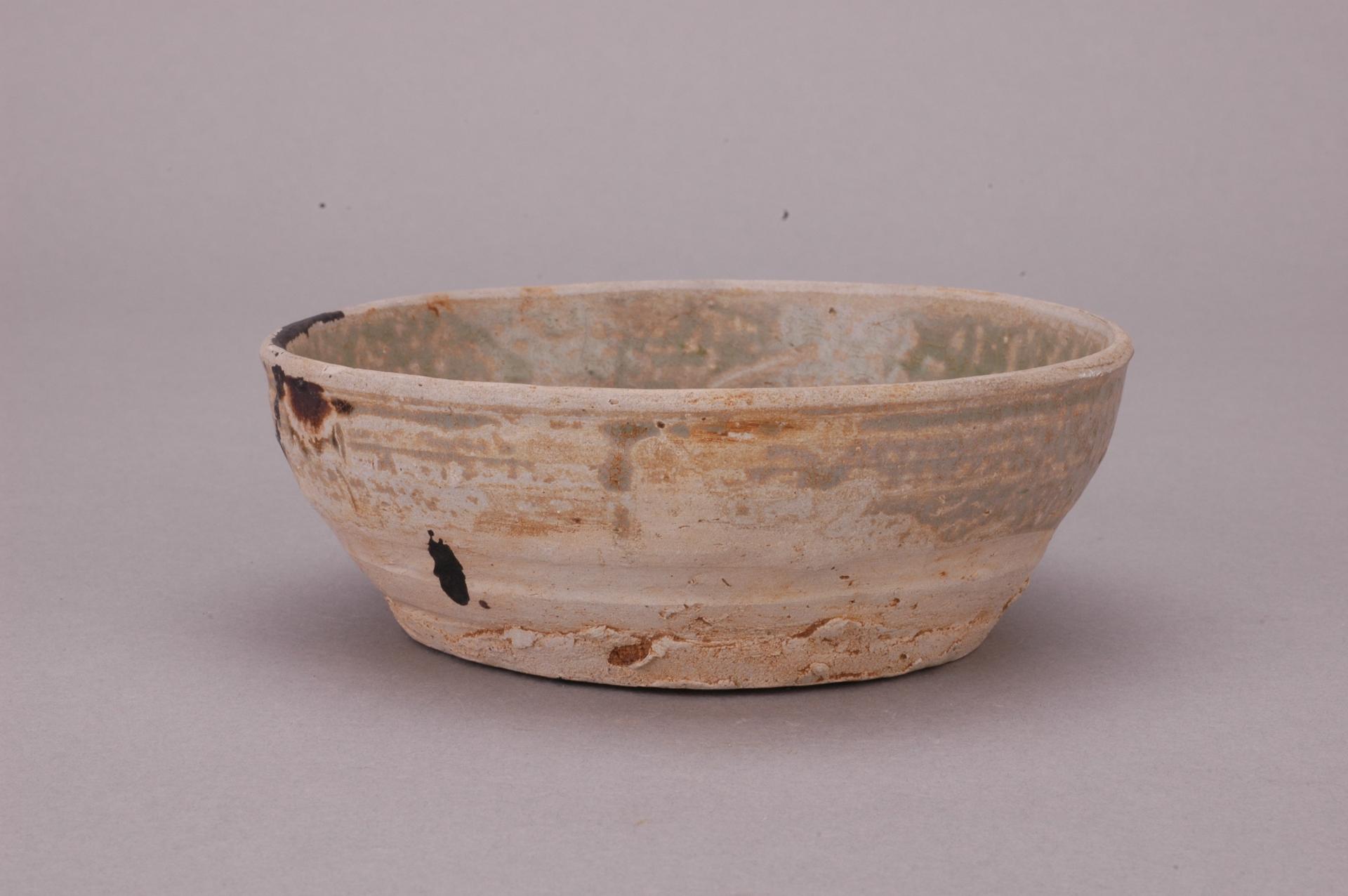 南朝侈口弧腹平底青釉瓷碗