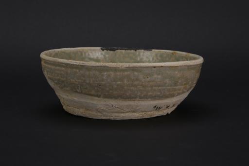 南朝侈口弧腹平底青釉瓷碗