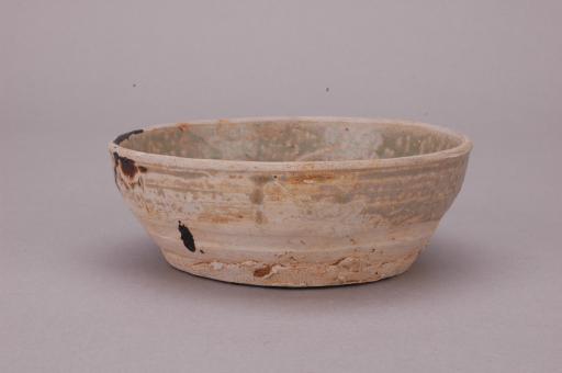 南朝侈口弧腹平底青釉瓷碗