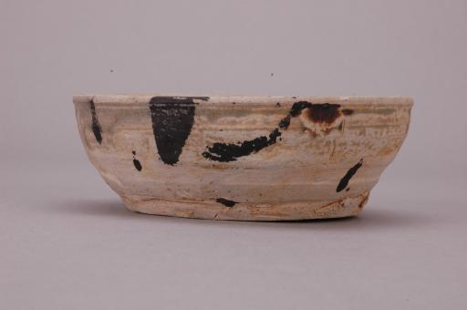 南朝侈口弧腹平底青釉瓷碗