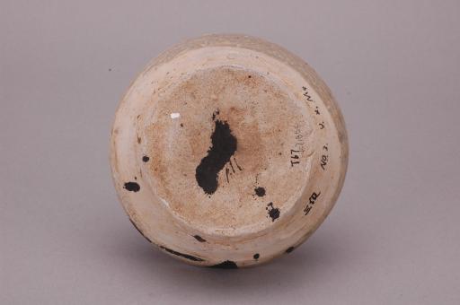 南朝侈口弧腹平底青釉瓷碗