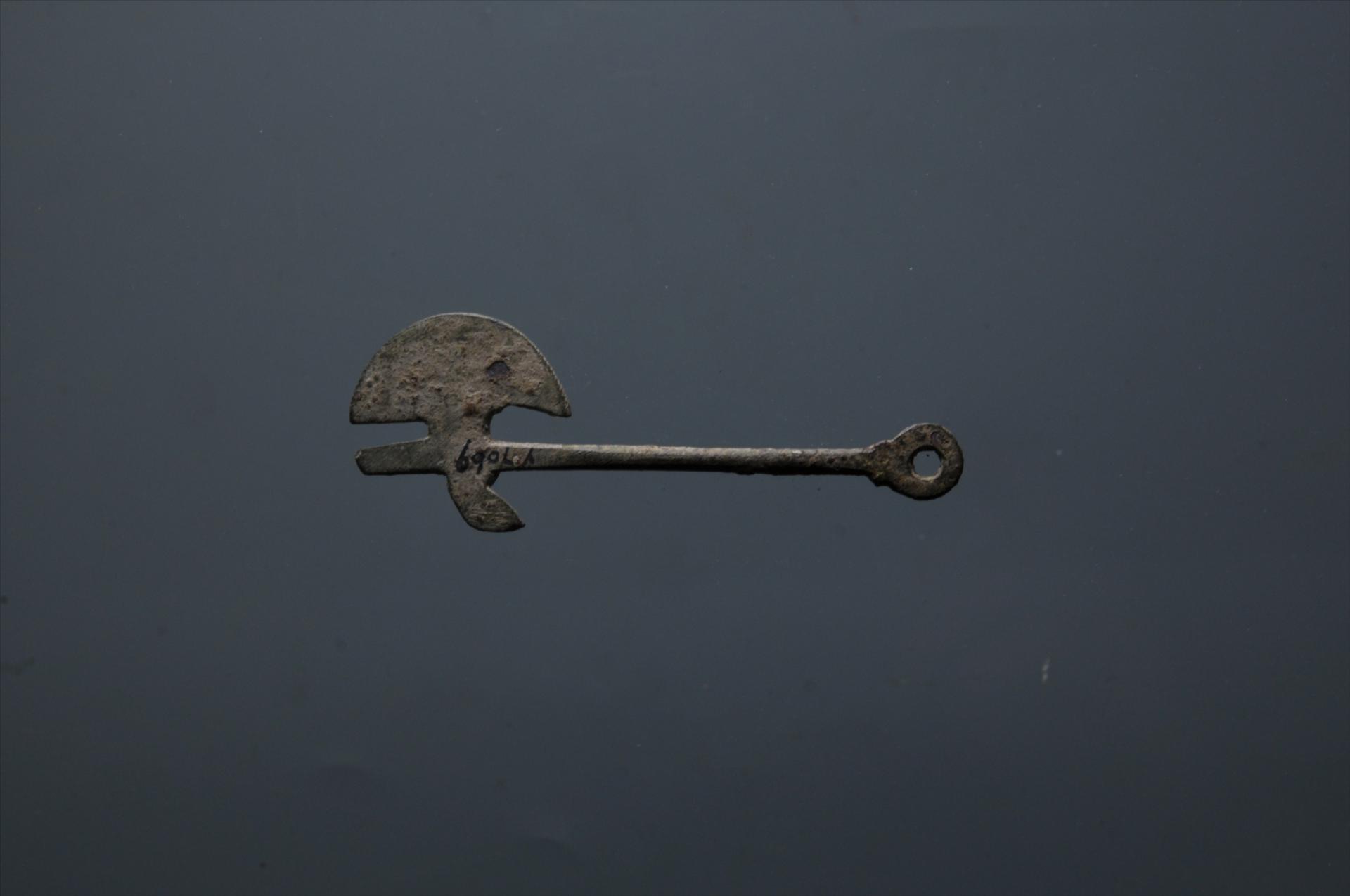 清鸟首形内半圆刃环形樽铜钺