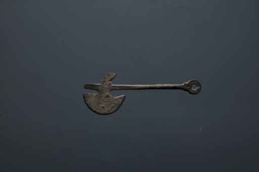 清鸟首形内半圆刃环形樽铜钺