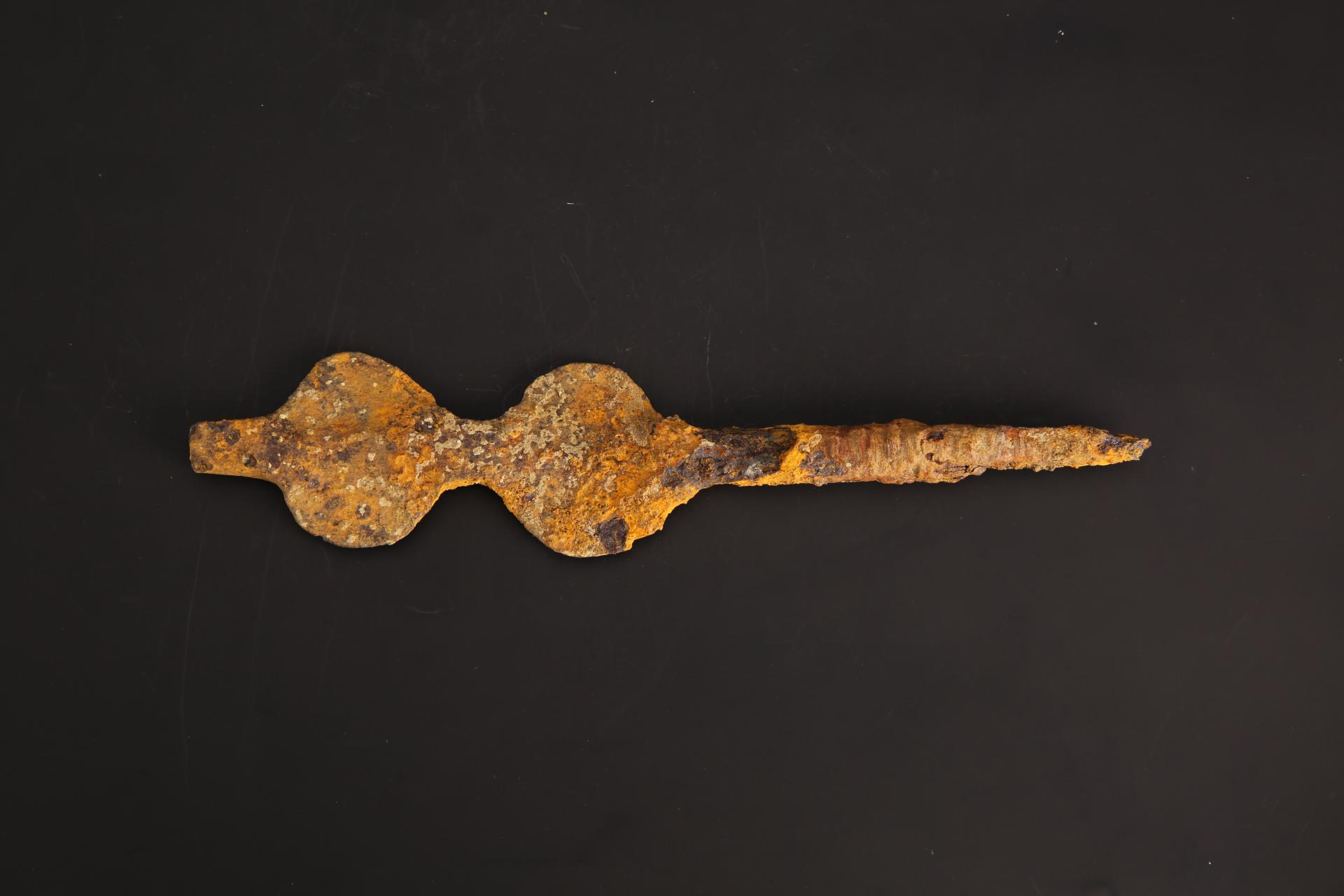 明圆饼状柄铁锥形器