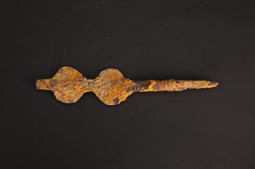 明圆饼状柄铁锥形器