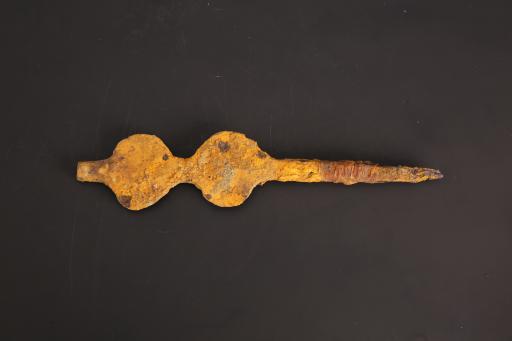 明圆饼状柄铁锥形器