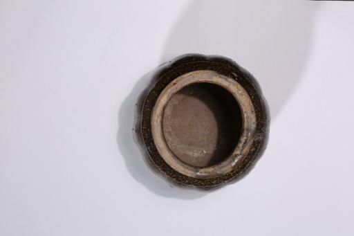 北宋瓜棱酱釉瓷罐