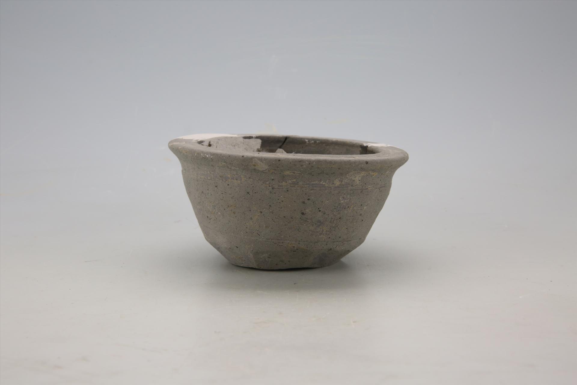 东汉敞口斜壁平底夹细砂灰陶钵