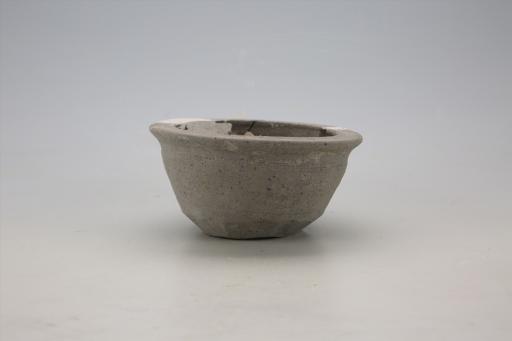 东汉敞口斜壁平底夹细砂灰陶钵