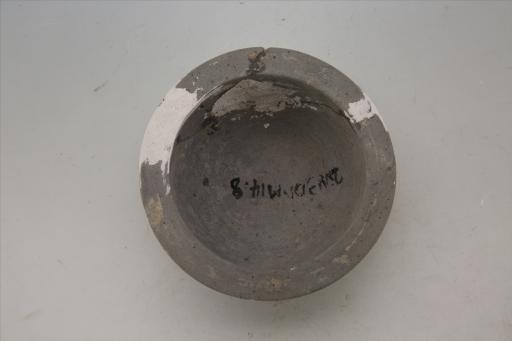 东汉敞口斜壁平底夹细砂灰陶钵