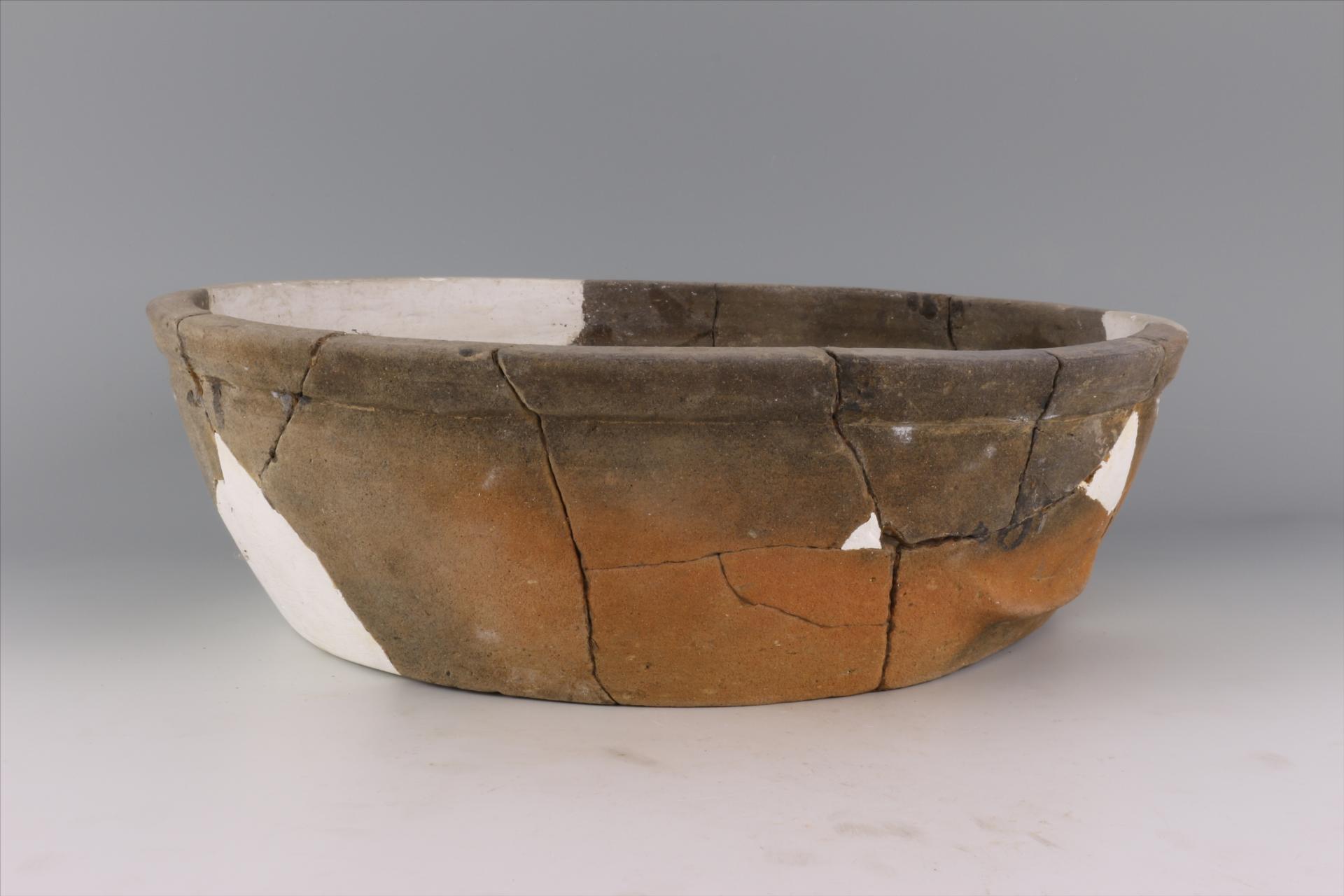 宋侈口斜腹平底凹弦纹酱釉陶盆