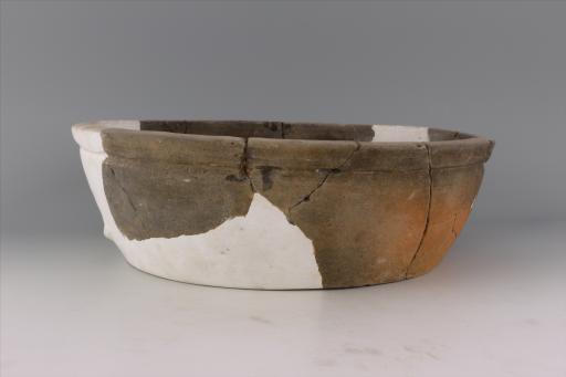 宋侈口斜腹平底凹弦纹酱釉陶盆
