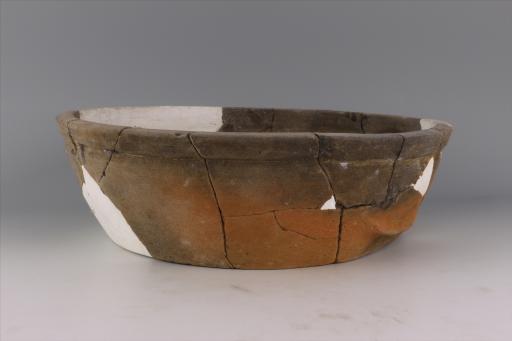 宋侈口斜腹平底凹弦纹酱釉陶盆