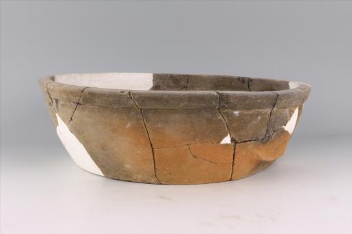 宋侈口斜腹平底凹弦纹酱釉陶盆