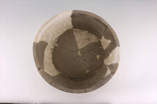 宋侈口斜腹平底凹弦纹酱釉陶盆