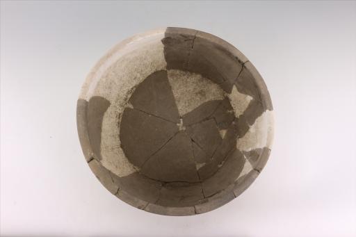 宋侈口斜腹平底凹弦纹酱釉陶盆