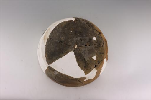 宋侈口斜腹平底凹弦纹酱釉陶盆