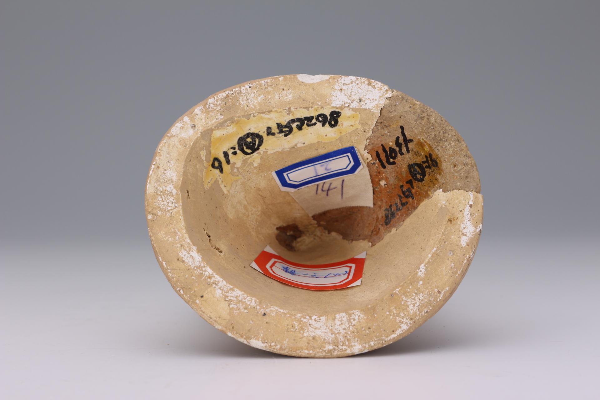 新石器时代城背溪文化刻印纹红陶支座