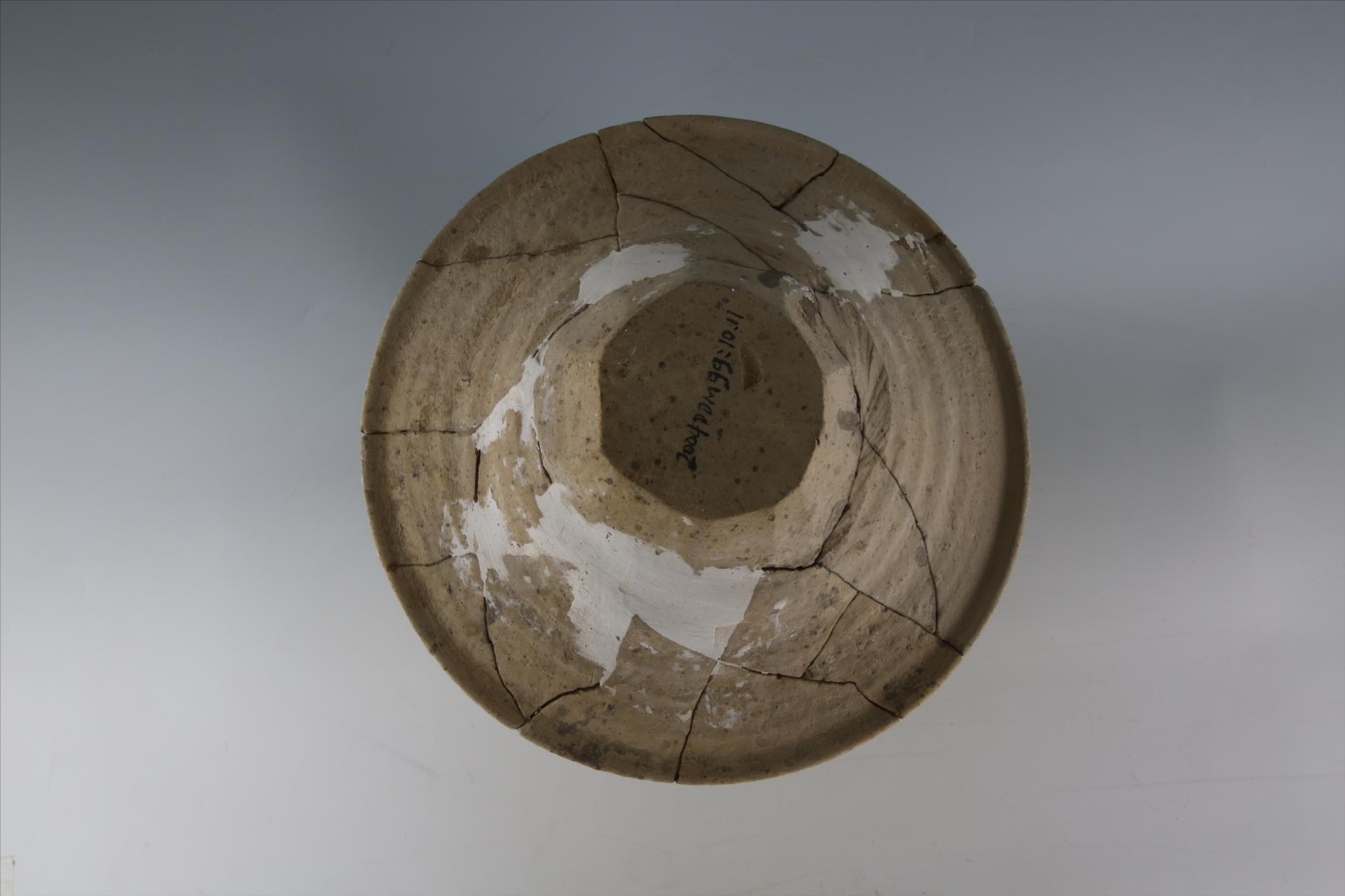 东汉圆桶形直口方唇直腹平底三扁足方窗平顶盖弦纹泥质灰陶仓