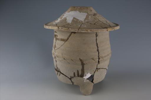 东汉圆桶形直口方唇直腹平底三扁足方窗平顶盖弦纹泥质灰陶仓