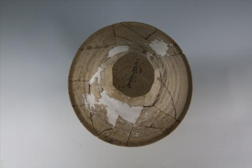 东汉圆桶形直口方唇直腹平底三扁足方窗平顶盖弦纹泥质灰陶仓